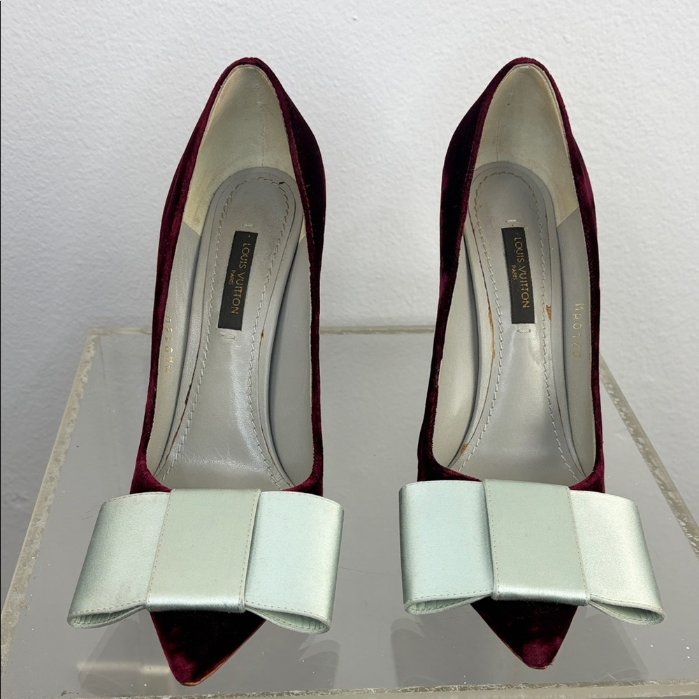 Louis Vuitton Burgundy/Grey Velvet Satin Bow Crystal Embellished Block Heel Pump - Picture 3 of 12